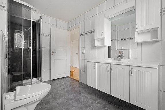 2.etg. - Romslig bad utstyrt med rikelig skapplass, dusjkabinett og toalett