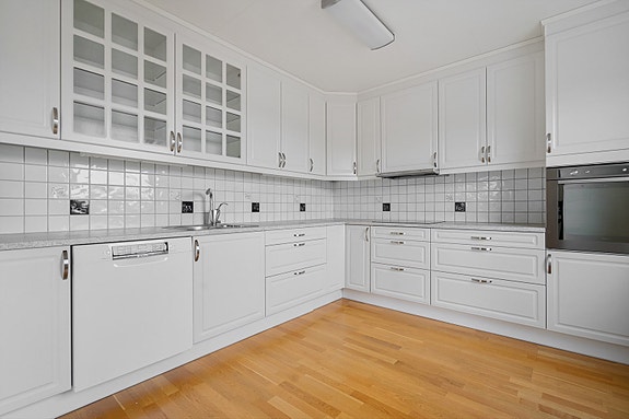 2.etg. - Kjøkkenet har en god planløsning og har rikelig med både skap- og benkeplass