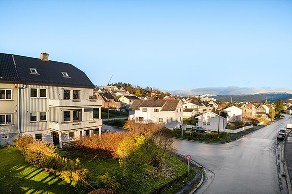 Fra eiendommen har du utsyn mot nærområdet og fjellene rundt - et hyggelig nabolag med kort vei til både sentrum og flotte turmuligheter