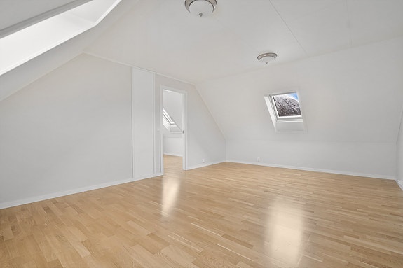 Loftsetasjen - Stort rom med skråtak registrert til bod/tørkerom, ikke omsøkt for varig opphold