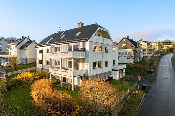 Velkommen til Framnesveien 105! Stor og innholdsrik bolig, perfekt for deg som ønsker utleiemuligheter. Foto: Hanna Kristensen