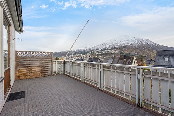 2.etg. - Fra veranden har du fantastisk utsikt mot Narvik sentrum og Fagernesfjellet