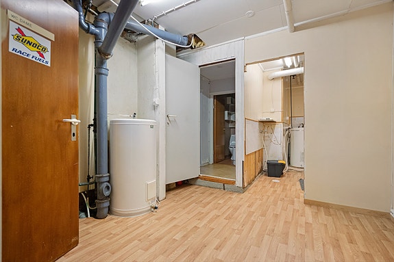 Kjelleretasje med boder