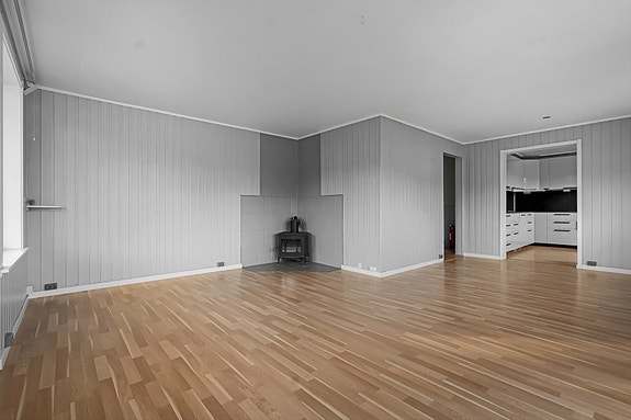 1.etg. - Fra kjøkkenet kommer du inn i romslig stue som er utstyrt med vedfyring - perfekt for kalde vinterdager