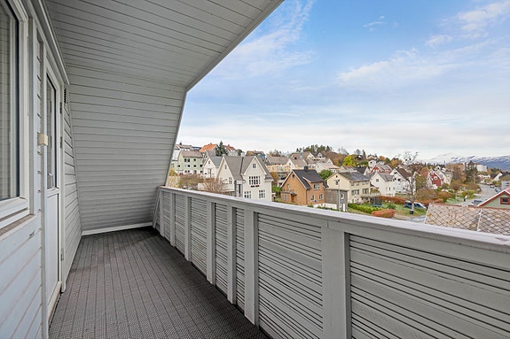 Her kan du skape en hyggelig oase utendørs - praktisk med overtak som gjør uteplassen mer tilgjengelig året rundt