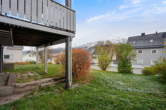 Fra hagen og nedsiden av bygget er det adkomst til kjelleretasjen