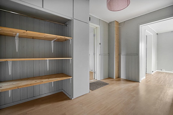 1. etg. - Innebygd oppbevaring og hyller - perfekt for oppbevaring av sko og yttertøy