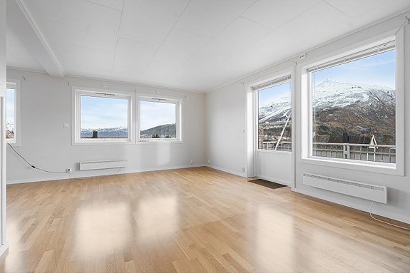 2.etg. - Stuen har plass til både sofagruppe og spisebord