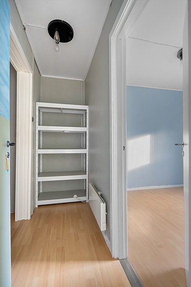 1.etg. - Gang med plass til oppbevaring og adkomst inn til soverom 2