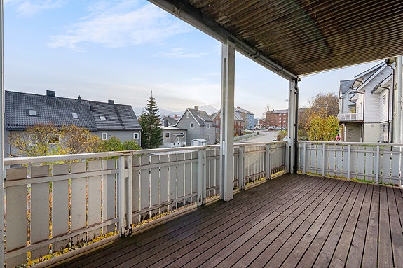 1.etg. - Romslig veranda med plass til utemøbler og hyggelige stunder