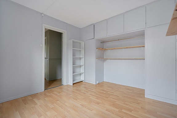 1.etg. - Soverom 3 - Soverommet er innredet med plassbygd garderobeløsning og hyller