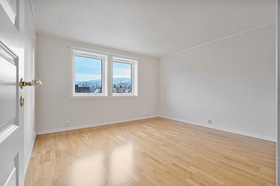 2.etg. - Soverom 1 - Romslig soverom med lyse flater og vinduer som slipper inn rikelig med dagslys