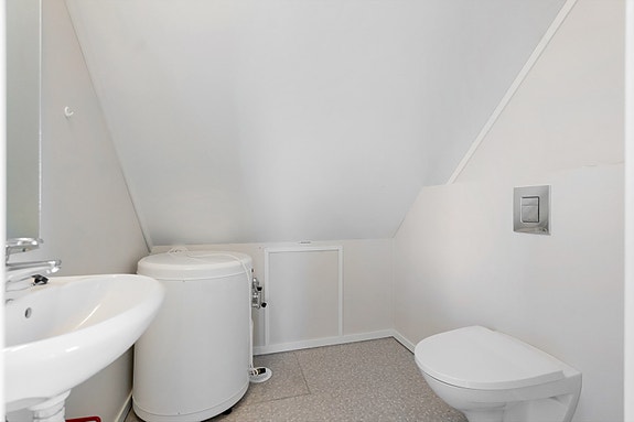 Toalettrom med med servant og toalett