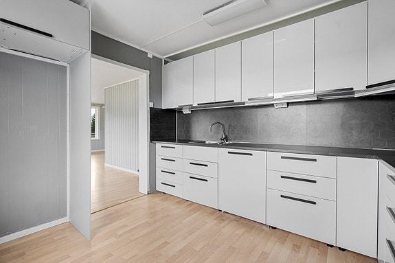 1.etg. - Praktisk kjøkken med rikelig skap- og benkeplass