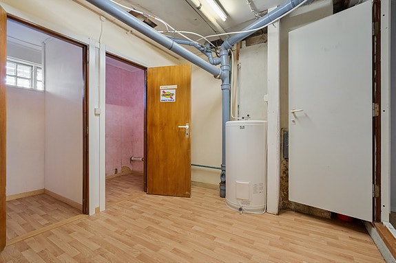 Kjelleretasje med boder