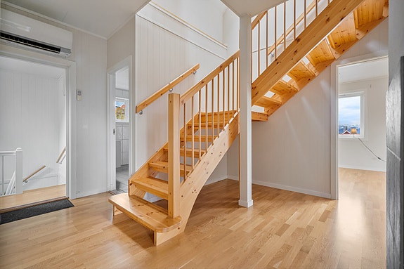 2.etg. - Trappoppgang som tar deg videre opp til husets tredje og øverste etasje