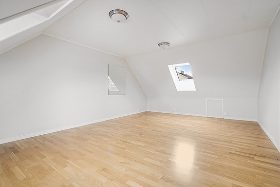 Etasjen kan brukes som ekstra soveplasser for gjester, hobbyrom, TV-stue eller hjemmekontor - alt etter dine behov og ønsker. Dette må da omsøkes til bruk for varig opphold.