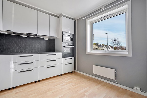 1.etg. - Kjøkkenet har integrerte hvitevarer som komfyr, mikro og oppvaskmaskin