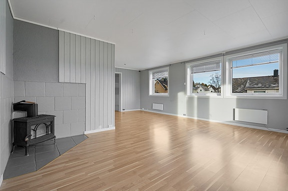 1.etg. - Store vinduer slipper inn rikelig med dagslys