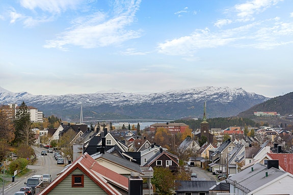 Fra uteplassen i loftetasjen har du fantastisk utsikt mot Hålogalandsbrua og fjellene rundt