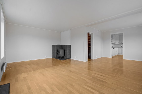 2.etg. - Romslig og lys stue som er innredet med vedfyring - perfekt for kalde vinterdager og kos fremfor peisen