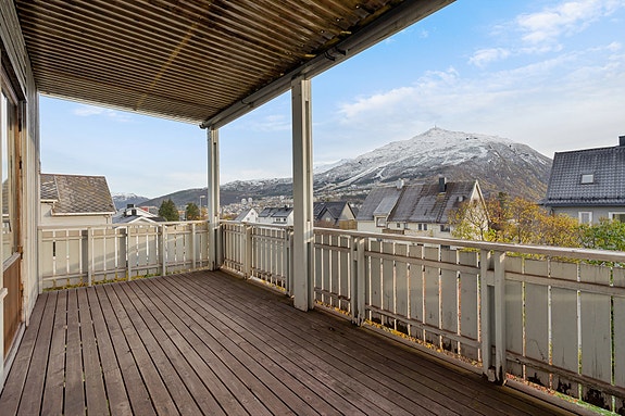 1.etg. - Fra veranda kan du nyte den fantastiske utsikten mot Narvik sentrum og Fagernesfjellet