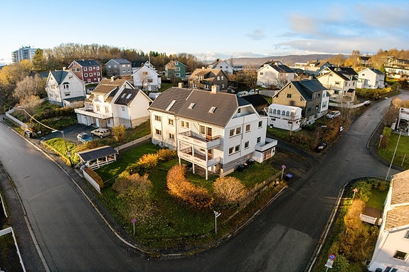 Boligen ligger sentralt plasser på Framnes i et populært boligområde - her bor du i nærhet til skog og mark, skoler og barnehager, idrettsarenaer og dagligvarebutikker