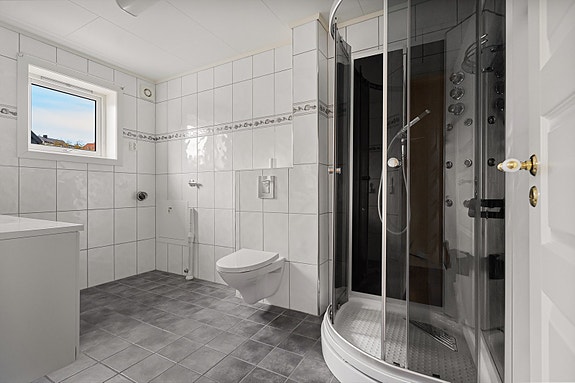 2.etg. - Badet er fliselagt med en gjennomgående stil