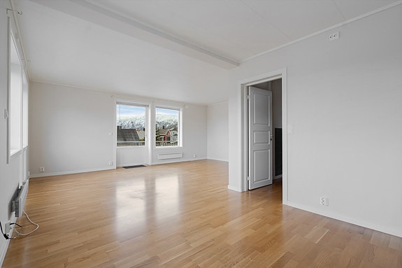 2.etg. - Stuen er malt i lyse farger - her er det gode muligheter til å sette personlig preg på stuen