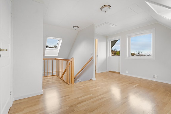 Velkommen opp til loftetasjen! Loftsrom/stue med utgang til altan