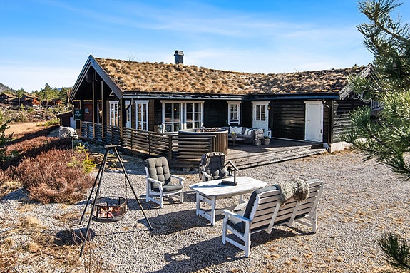 Flott og solrik terrasse med badestamp (medfølger ikke), stor plass til sittegrupper - Et utendørs fristed for avslapning og hygge