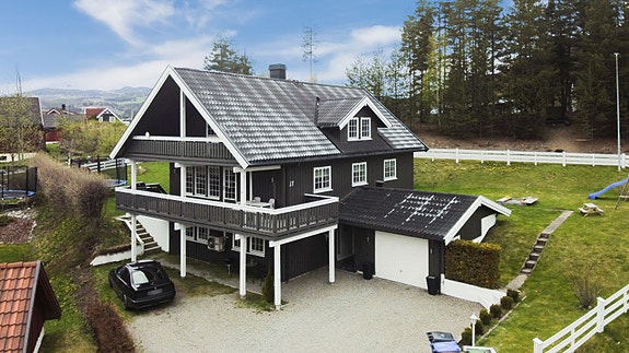 Dette er en innholdsrik og familievennlig enebolig, med flott beliggenhet et steinkast fra barnehage, og med gangavstand til skoler og til Dokka sentrum