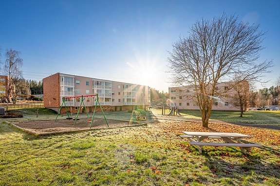 Emera Eiendomsmegling v/Per Erik Haugen har gleden av å presentere Løvenstadvegen 12C. En trivelig 3-roms andelsleilighet i boligblokkens 2. etasje.