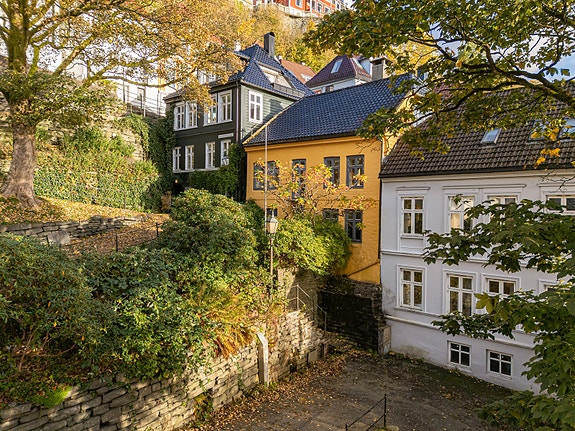 Vakker husrekke med gangvei til Skansen utenfor vinduene