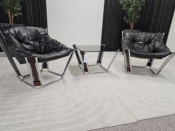 2 stk. Sonic lenestol av Odd Knudsen for Hjellegjerde (1970) + bord