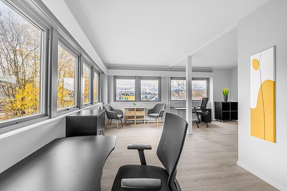 Stort kontor med mye lys og utsikt