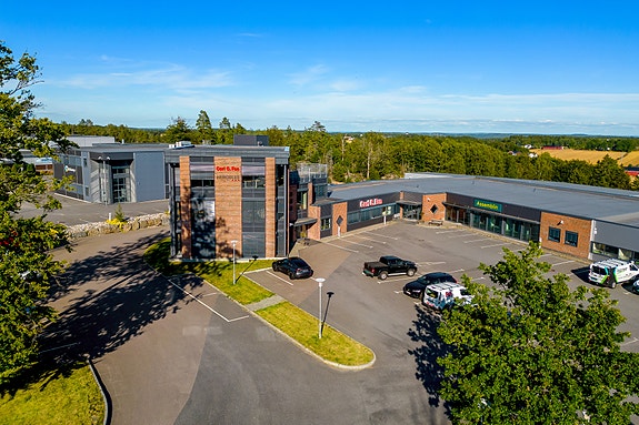 Bygget kjent som "Tårnhuset" består av 640 kvm BTA fordelt på fire etasjer