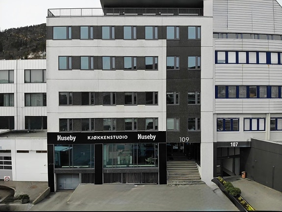 Kontorlokaler med umiddelbar nærhet til bybane og parkering