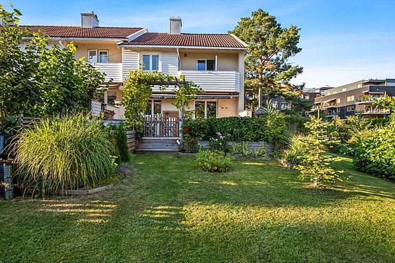 Nordvik Tønsberg v/Christoffer Kvalshaugen har gleden av å presentere dette velholdte, pene og innholdsrike rekkehuset med etterspurt endebeliggenhet -Velkommen til Markveien 24 A! Foto: Fotograf Magik