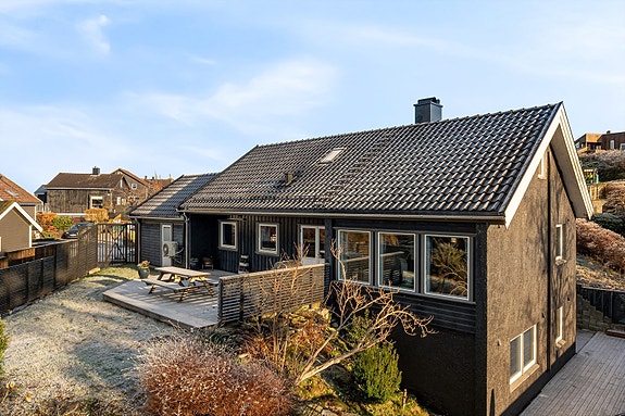 Innholdsrik familiebolig i etablert og barnevennlig område. Garasje og romslig gårdsrom med plass til parkering. Meget attraktiv beliggenhet - etablert og barnevennlig boligfelt på Austrått