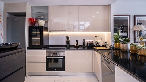 Havutsikt! Penthouse med stor takterrasse og panoramautsikt | Flotte fellesområder | Kun 500 m fra havet |