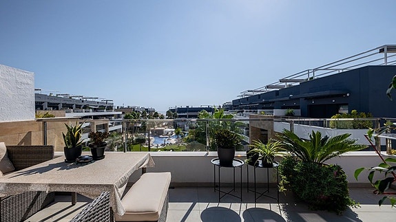 Havutsikt! Penthouse med stor takterrasse og panoramautsikt | Flotte fellesområder | Kun 500 m fra havet |