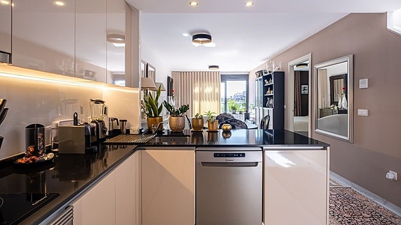 Havutsikt! Penthouse med stor takterrasse og panoramautsikt | Flotte fellesområder | Kun 500 m fra havet |