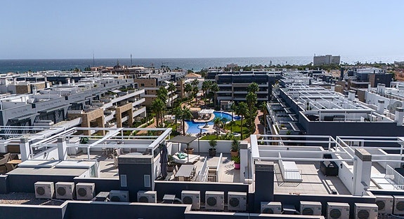 Havutsikt! Penthouse med stor takterrasse og panoramautsikt | Flotte fellesområder | Kun 500 m fra havet |