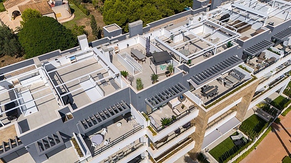 Havutsikt! Penthouse med stor takterrasse og panoramautsikt | Flotte fellesområder | Kun 500 m fra havet |