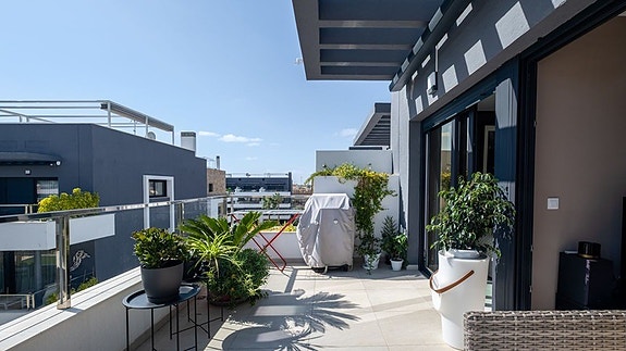 Havutsikt! Penthouse med stor takterrasse og panoramautsikt | Flotte fellesområder | Kun 500 m fra havet |