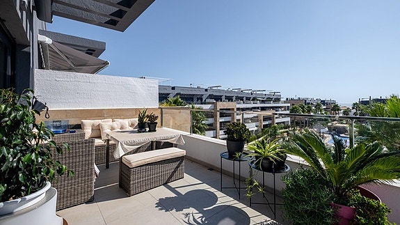 Havutsikt! Penthouse med stor takterrasse og panoramautsikt | Flotte fellesområder | Kun 500 m fra havet |