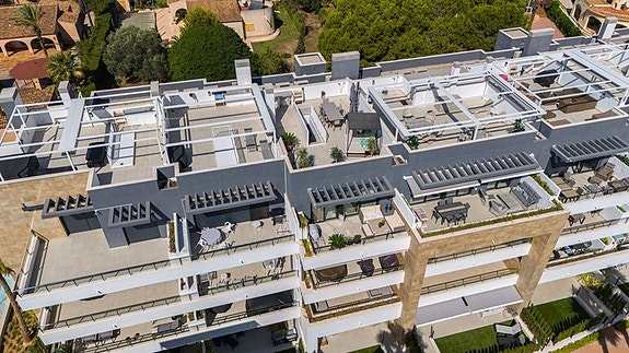 Havutsikt! Penthouse med stor takterrasse og panoramautsikt | Flotte fellesområder | Kun 500 m fra havet |