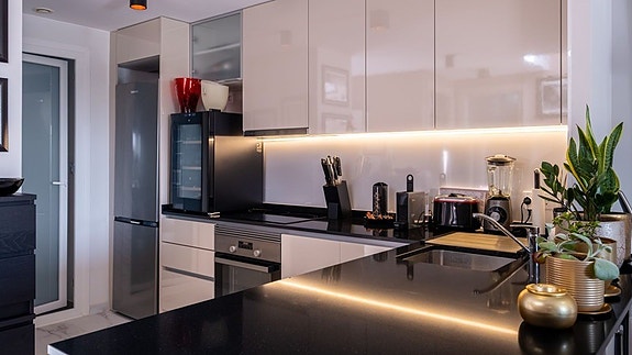 Havutsikt! Penthouse med stor takterrasse og panoramautsikt | Flotte fellesområder | Kun 500 m fra havet |