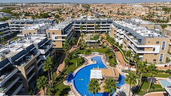 Havutsikt! Penthouse med stor takterrasse og panoramautsikt | Flotte fellesområder | Kun 500 m fra havet |